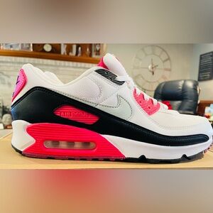 Nike Air Max 90 Low-Top Sneakers in White, Pink & Black
12W.  -10.5M
11.5W-10M